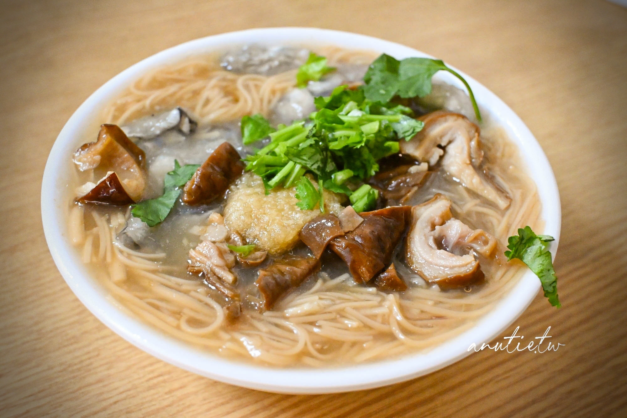 【台北美食】龍山寺站｜陳記腸蚵專業麵線，大腸滷得入味、蚵仔飽滿鮮甜，在地人從早餐吃到下午的人氣老店