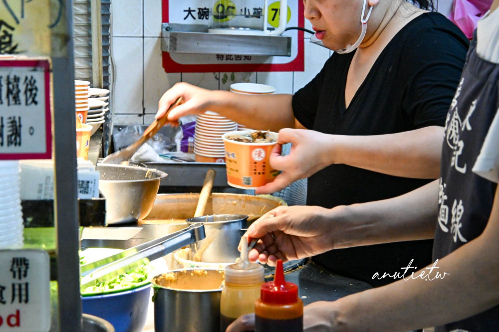 【台北美食】龍山寺站｜陳記腸蚵專業麵線，大腸滷得入味、蚵仔飽滿鮮甜，在地人從早餐吃到下午的人氣老店
