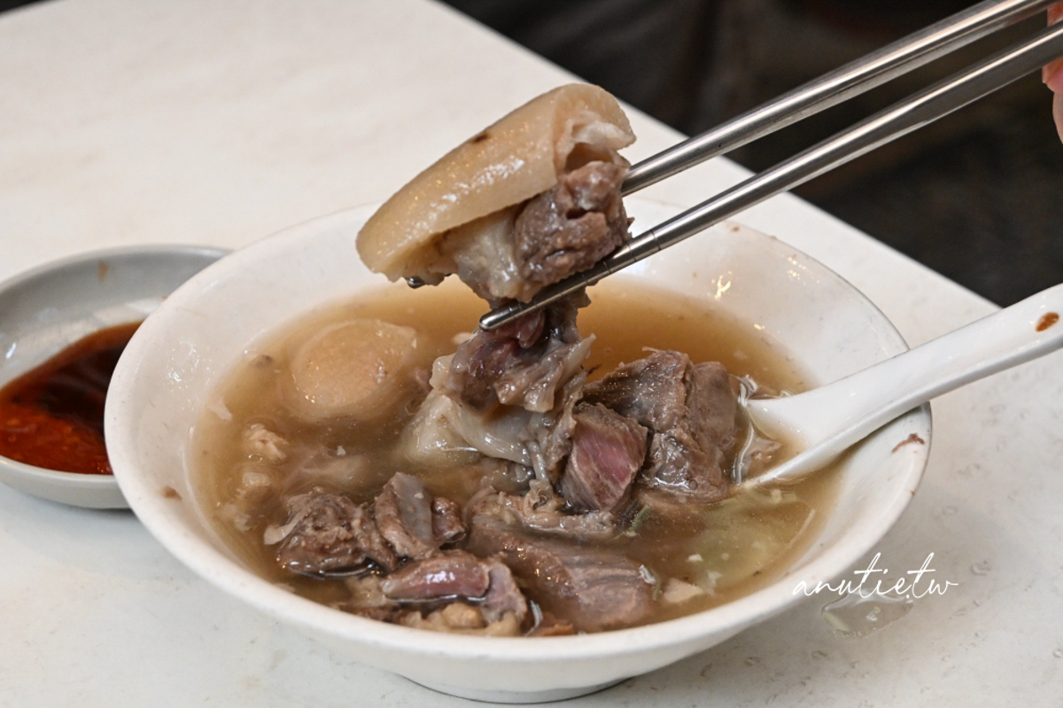 【華西街美食】當歸香當歸豬腳｜龍山寺站一甲子老攤當歸豬腳湯，腿肉軟嫩、當歸湯清爽不厚重