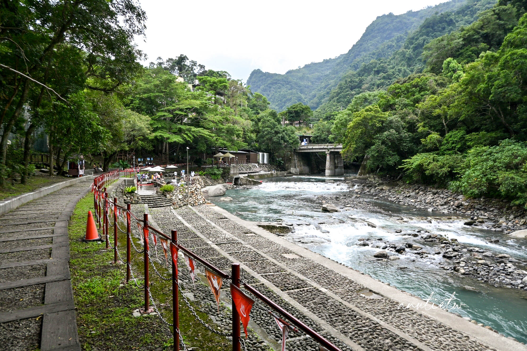 【桃園】復興區｜小烏來宇內溪溫泉戲水區，夏日玩水、溪谷美人湯，山林裡享受天然碳酸氫鈉泉