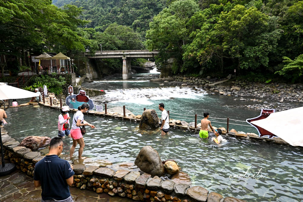 【桃園】復興區｜小烏來宇內溪溫泉戲水區，夏日玩水、溪谷美人湯，山林裡享受天然碳酸氫鈉泉