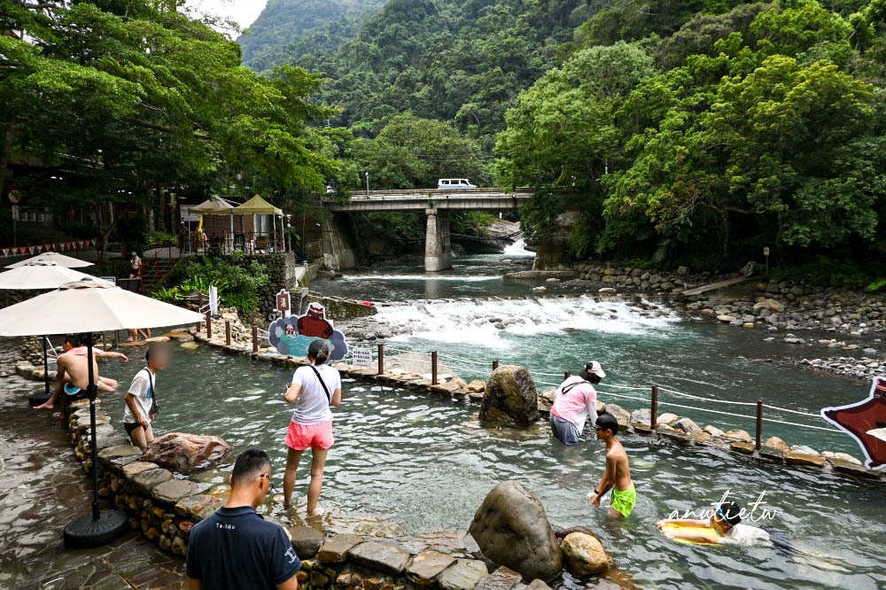 【桃園】復興區｜小烏來宇內溪溫泉戲水區，夏日玩水、溪谷美人湯，山林裡享受天然碳酸氫鈉泉