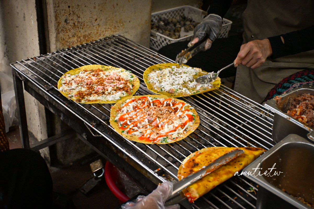 【河內美食】Bánh Tráng Bé My｜河內必吃米紙 Pizza！炭火現烤酥脆，越南特色街頭小吃