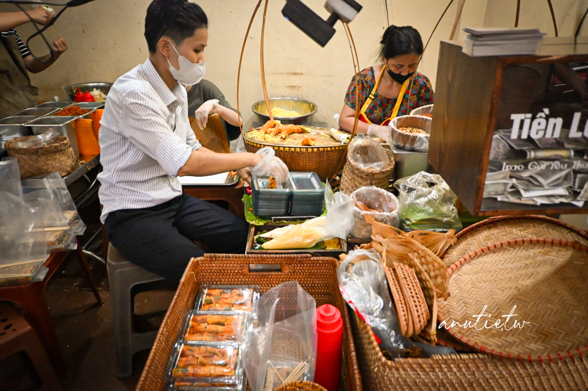 【河內美食】Bánh Tráng Bé My｜河內必吃米紙 Pizza！炭火現烤酥脆，越南特色街頭小吃