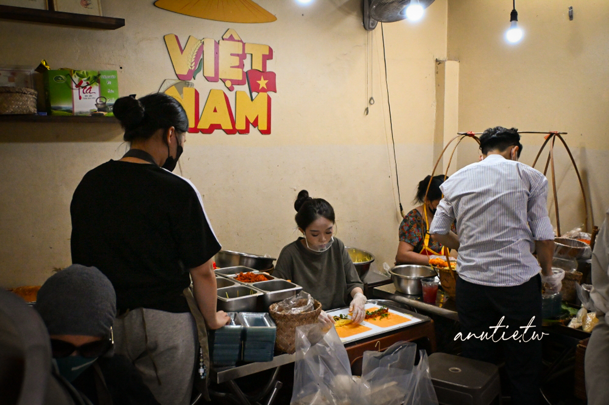 【河內美食】Bánh Tráng Bé My｜河內必吃米紙 Pizza！炭火現烤酥脆，越南特色街頭小吃
