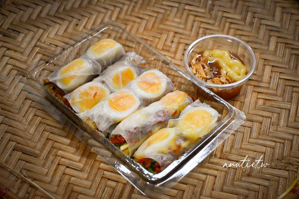 【河內美食】Bánh Tráng Bé My|河內必吃米紙 Pizza!炭火現烤酥脆,越南特色街頭小吃 - 第18張圖 【河內美食】Bánh Tráng Bé My|河內必吃米紙 Pizza!炭火現烤酥脆,越南特色街頭小吃