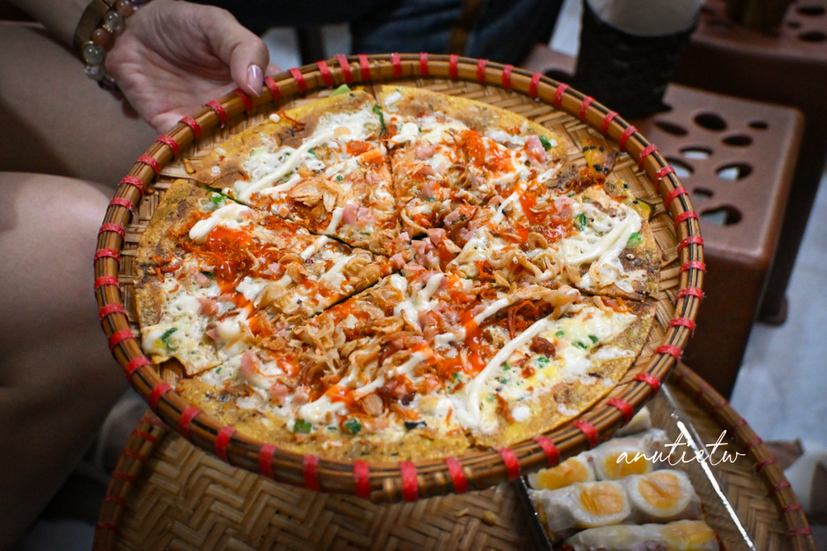 【河內美食】Bánh Tráng Bé My｜河內必吃米紙 Pizza！炭火現烤酥脆，越南特色街頭小吃