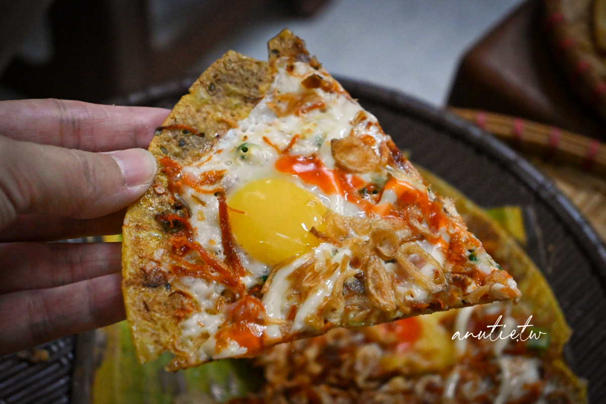 【河內美食】Bánh Tráng Bé My｜河內必吃米紙 Pizza！炭火現烤酥脆，越南特色街頭小吃