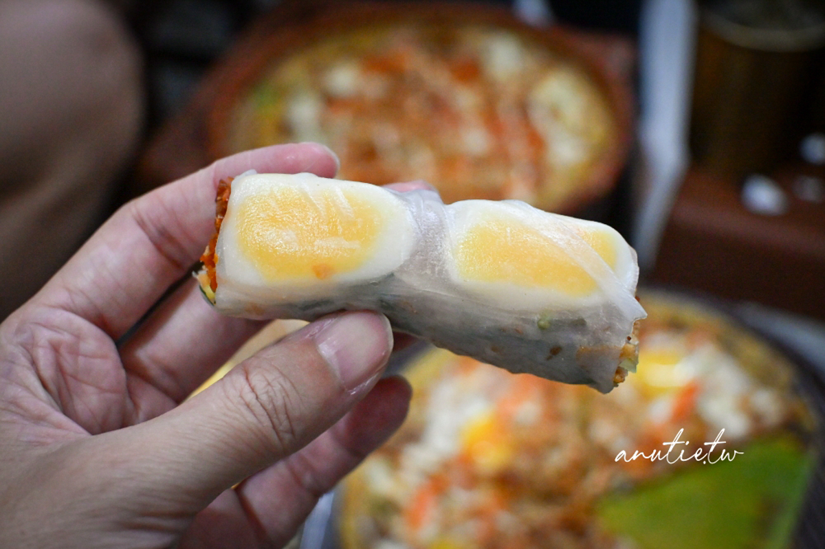 【河內美食】Bánh Tráng Bé My｜河內必吃米紙 Pizza！炭火現烤酥脆，越南特色街頭小吃