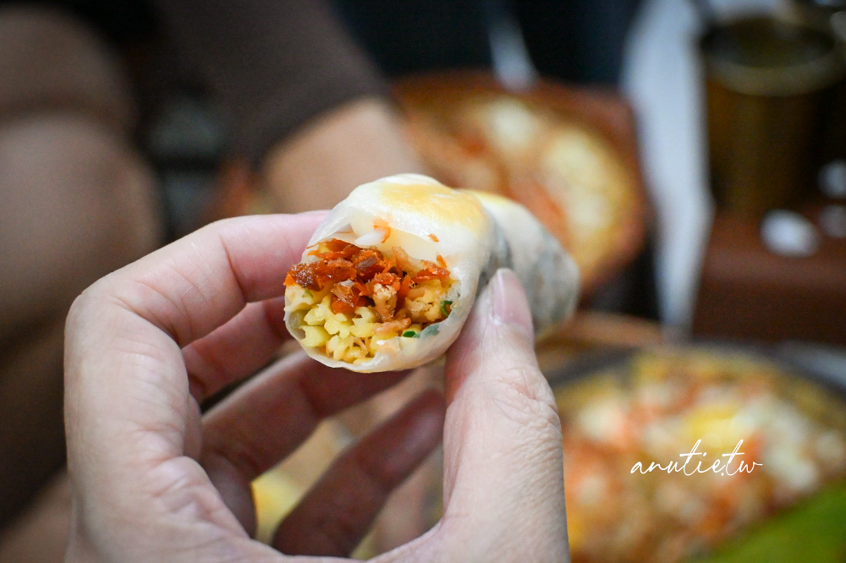 【河內美食】Bánh Tráng Bé My｜河內必吃米紙 Pizza！炭火現烤酥脆，越南特色街頭小吃