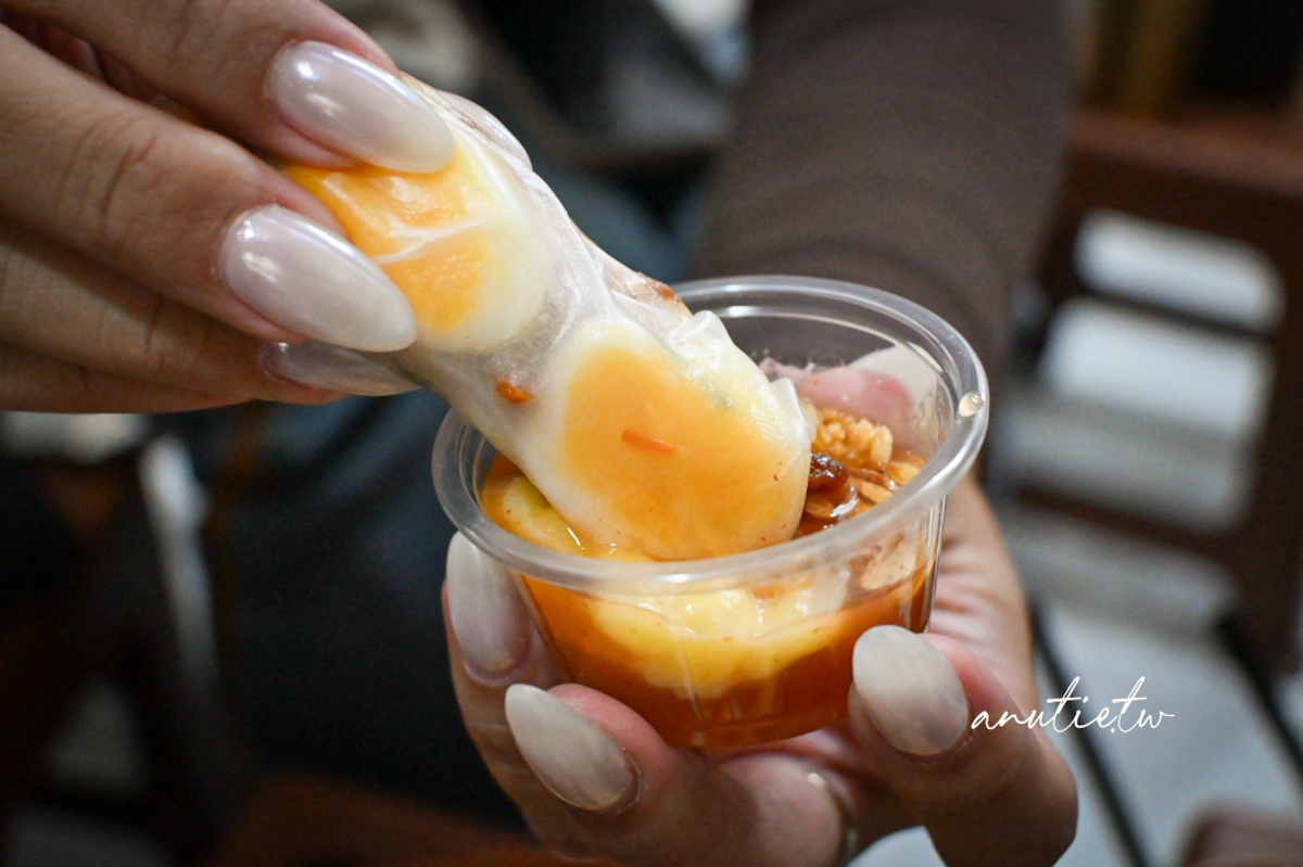 【河內美食】Bánh Tráng Bé My|河內必吃米紙 Pizza!炭火現烤酥脆,越南特色街頭小吃 - 第21張圖 【河內美食】Bánh Tráng Bé My|河內必吃米紙 Pizza!炭火現烤酥脆,越南特色街頭小吃