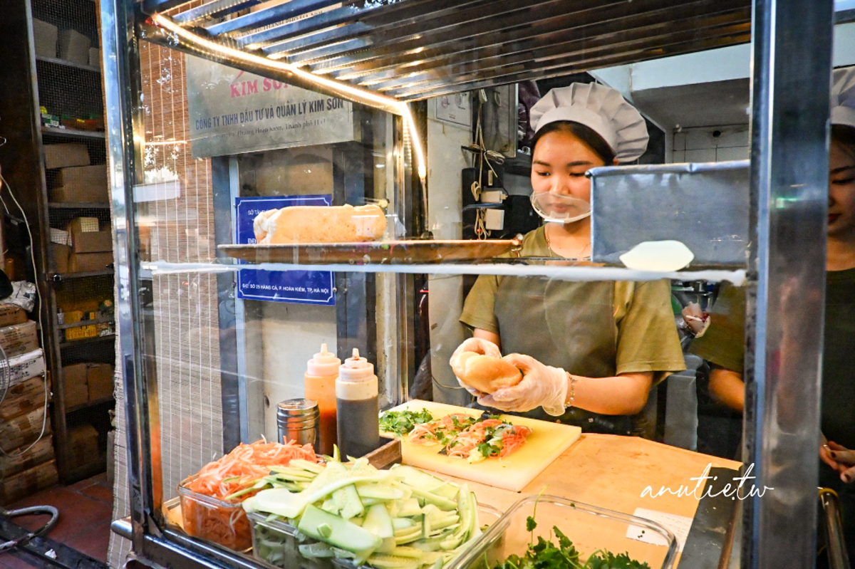 【越南】河內老城區｜Banh Mi 25，脆皮豬甜滋滋像燒臘，招牌綜合肝醬叉燒中規中矩，現金交易人氣排隊麵包店
