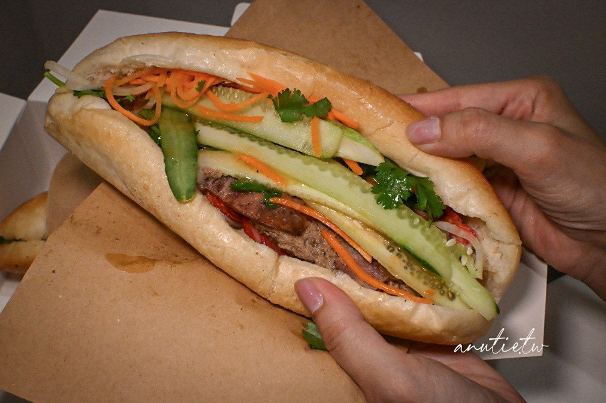 【越南】河內老城區｜Banh Mi 25，脆皮豬甜滋滋像燒臘，招牌綜合肝醬叉燒中規中矩，現金交易人氣排隊麵包店