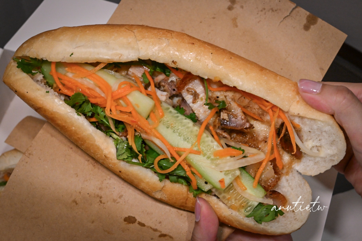 【越南】河內老城區｜Banh Mi 25，脆皮豬甜滋滋像燒臘，招牌綜合肝醬叉燒中規中矩，現金交易人氣排隊麵包店