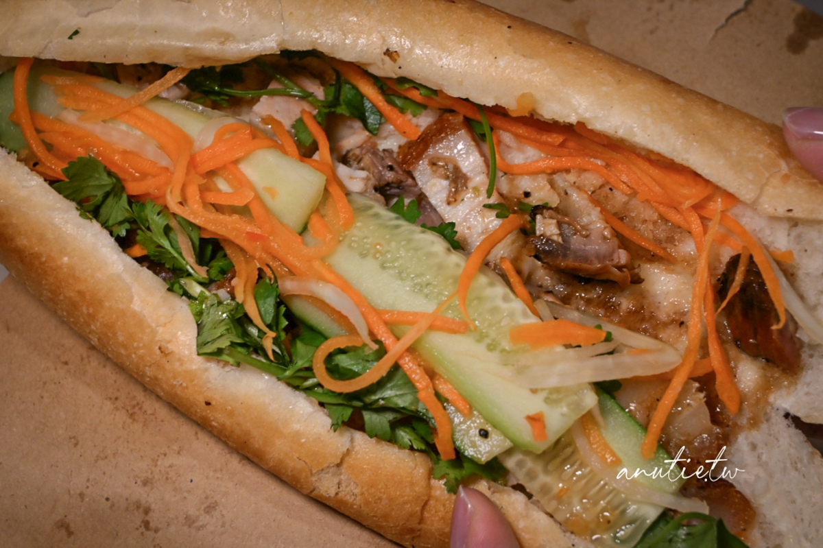 【越南】河內老城區｜Banh Mi 25，脆皮豬甜滋滋像燒臘，招牌綜合肝醬叉燒中規中矩，現金交易人氣排隊麵包店