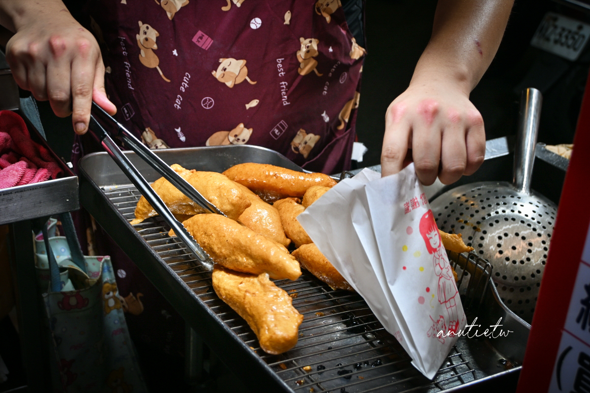 【台北】龍山寺站｜東港旗魚黑輪，廣州街夜市20年老字號換兒子接手，現炸旗魚黑輪兩支30元澎鬆好吃！