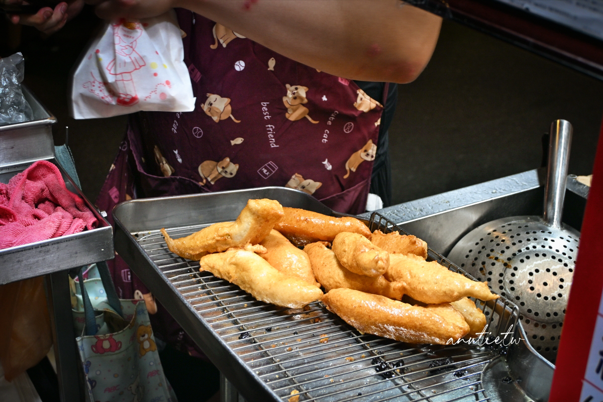 【台北】龍山寺站｜東港旗魚黑輪，廣州街夜市20年老字號換兒子接手，現炸旗魚黑輪兩支30元澎鬆好吃！