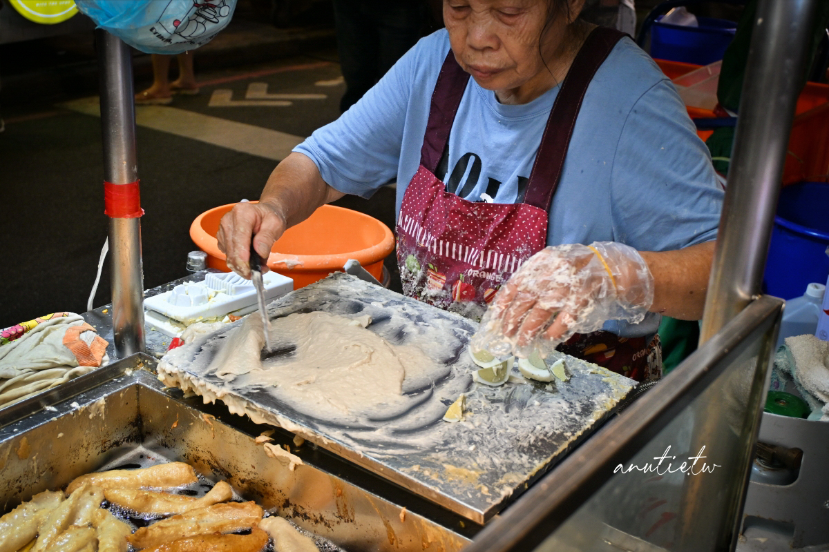 【台北】龍山寺站｜東港旗魚黑輪，廣州街夜市20年老字號換兒子接手，現炸旗魚黑輪兩支30元澎鬆好吃！