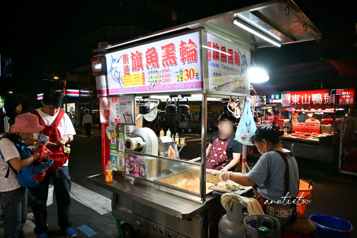 【台北】龍山寺站｜東港旗魚黑輪，廣州街夜市20年老字號換兒子接手，現炸旗魚黑輪兩支30元澎鬆好吃！