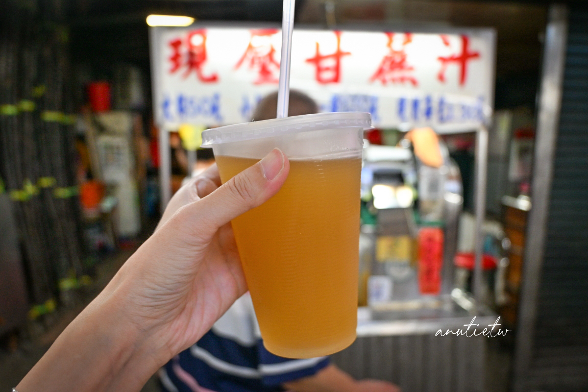 【台北萬華】華西街現壓甘蔗汁｜開業50年阿姨古早攤，這杯台灣紫甘蔗清甜不死甜，比巴西甘蔗更香