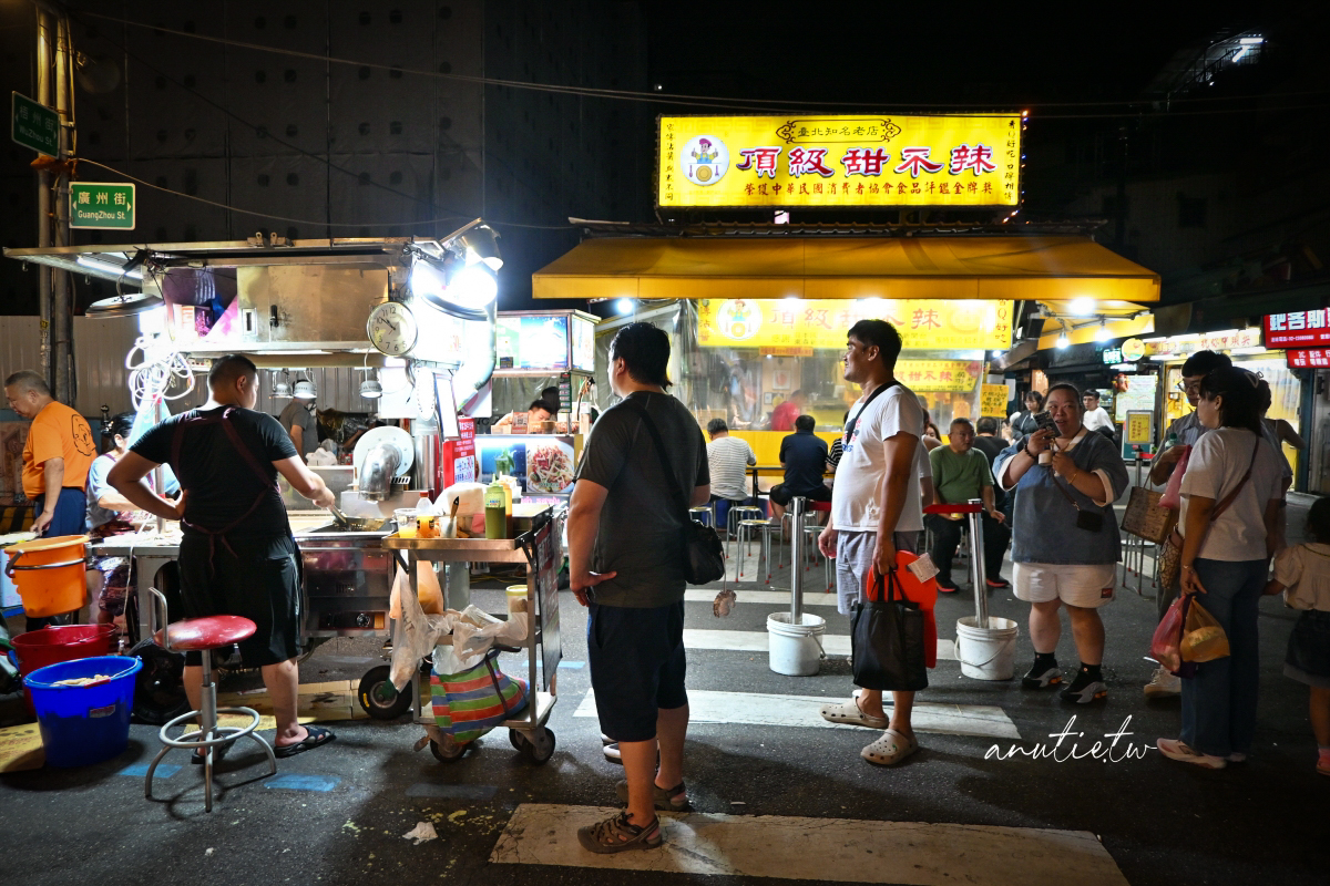 【台北】龍山寺站｜東港旗魚黑輪，廣州街夜市20年老字號換兒子接手，現炸旗魚黑輪兩支30元澎鬆好吃！