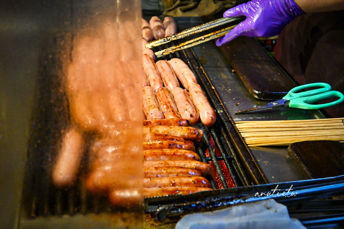 【台北】龍山寺站|李家黑豬肉香腸,現烤黑豬肉香腸皮脆多汁,這幾年一路漲價,排隊人潮還是沒少過 - 第9張圖 【台北】龍山寺站|李家黑豬肉香腸,現烤黑豬肉香腸皮脆多汁,這幾年一路漲價,排隊人潮還是沒少過