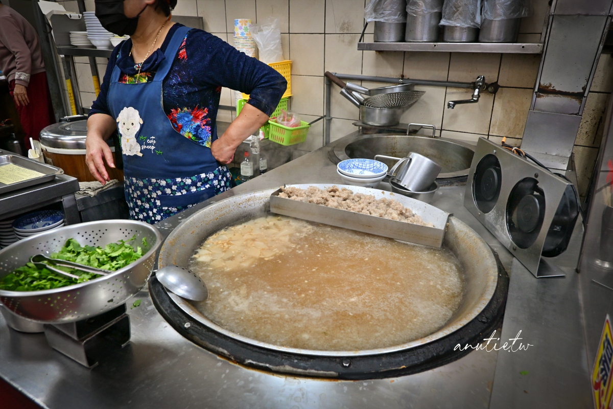 【台北萬華】華西街大鐤肉羹｜60年老字號清湯肉羹扎實有嚼勁，香菇滷肉飯偏鹹踩雷