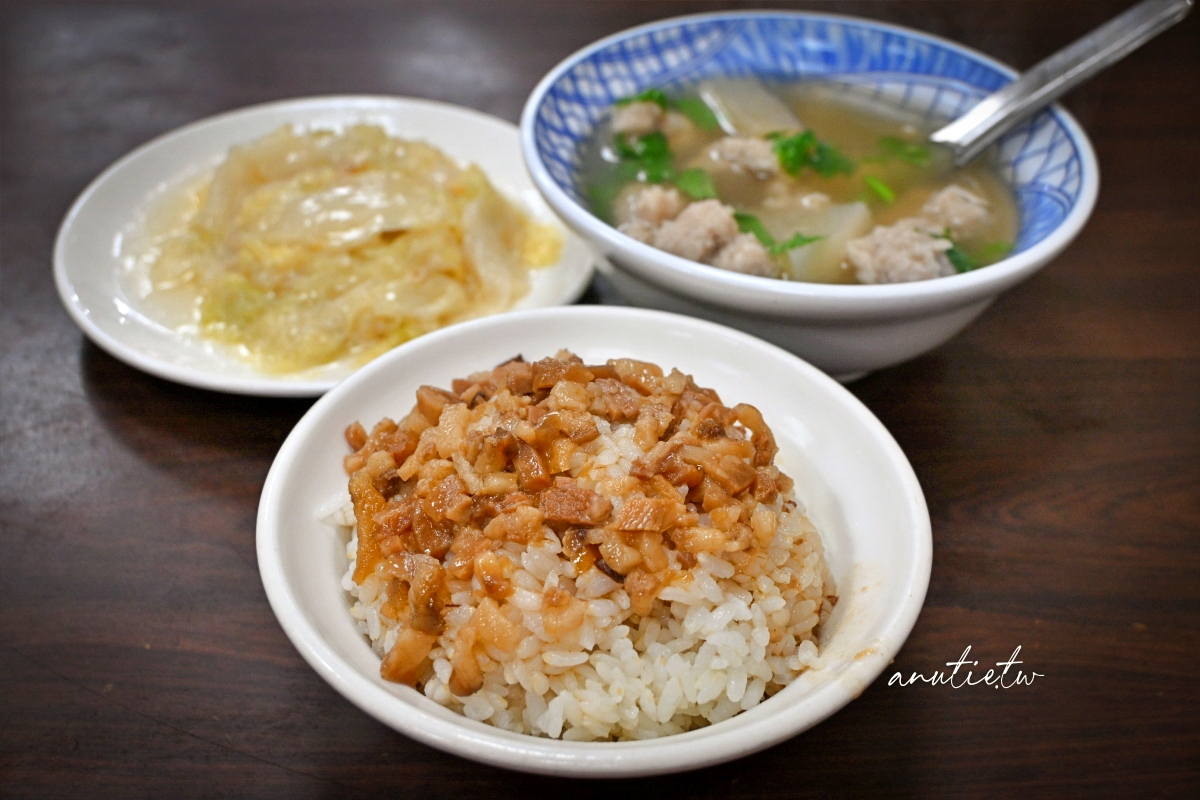 【台北萬華】華西街大鐤肉羹｜60年老字號清湯肉羹扎實有嚼勁，香菇滷肉飯偏鹹踩雷