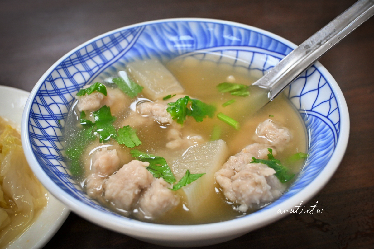 【台北萬華】華西街大鐤肉羹｜60年老字號清湯肉羹扎實有嚼勁，香菇滷肉飯偏鹹踩雷