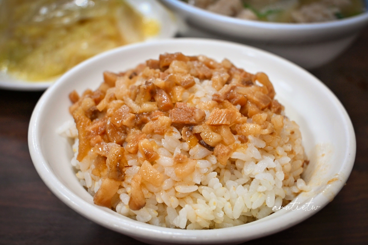 【台北萬華】華西街大鐤肉羹｜60年老字號清湯肉羹扎實有嚼勁，香菇滷肉飯偏鹹踩雷