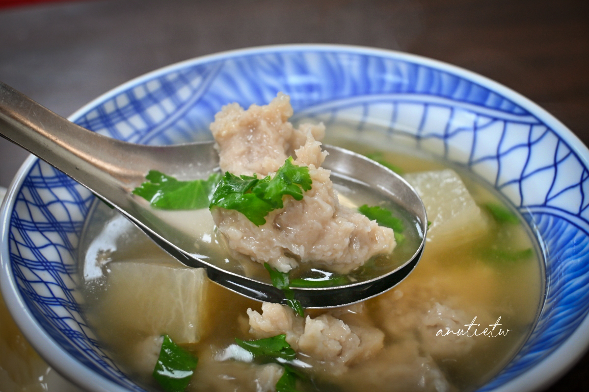 【台北萬華】華西街大鐤肉羹｜60年老字號清湯肉羹扎實有嚼勁，香菇滷肉飯偏鹹踩雷