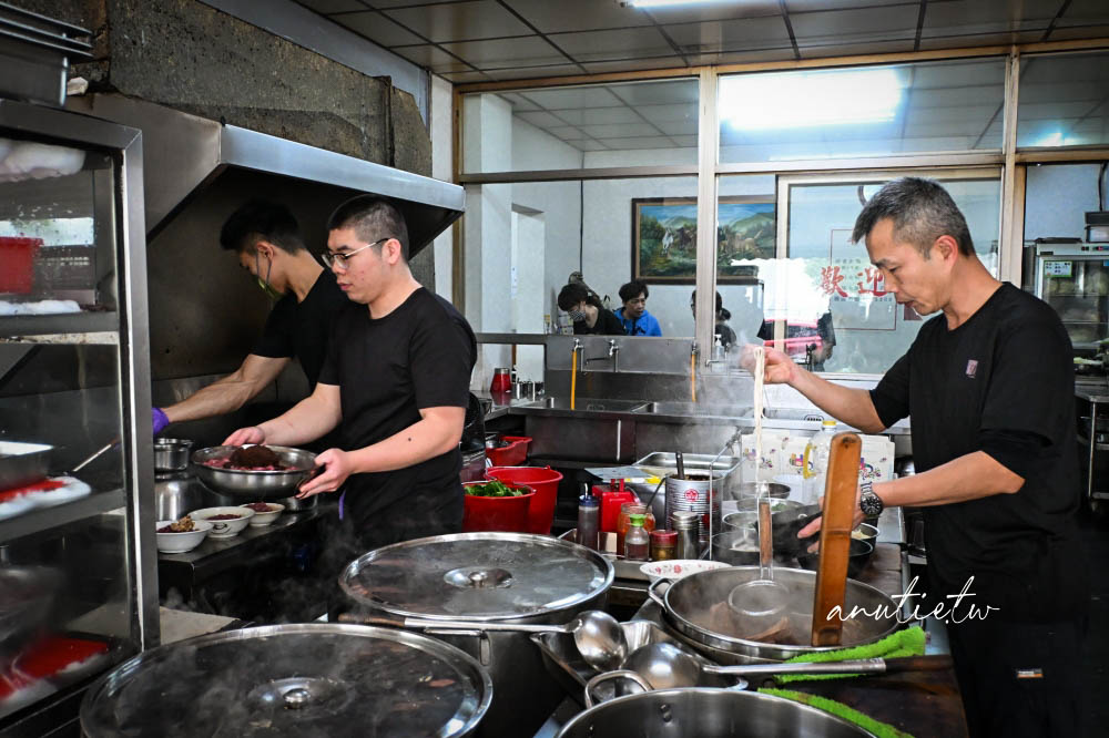 【中壢美食】中壢牛家莊｜中壢牛肉火鍋老店推薦，綜合火鍋、牛肉炒麵、熱炒一次滿足，適合多人聚餐