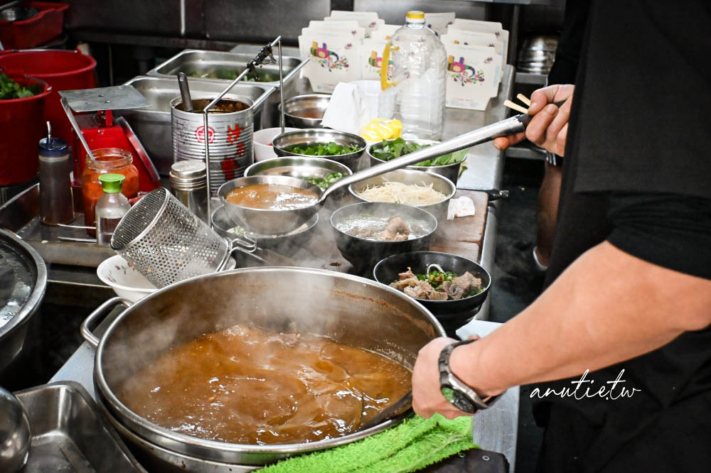 【中壢美食】中壢牛家莊｜中壢牛肉火鍋老店推薦，綜合火鍋、牛肉炒麵、熱炒一次滿足，適合多人聚餐