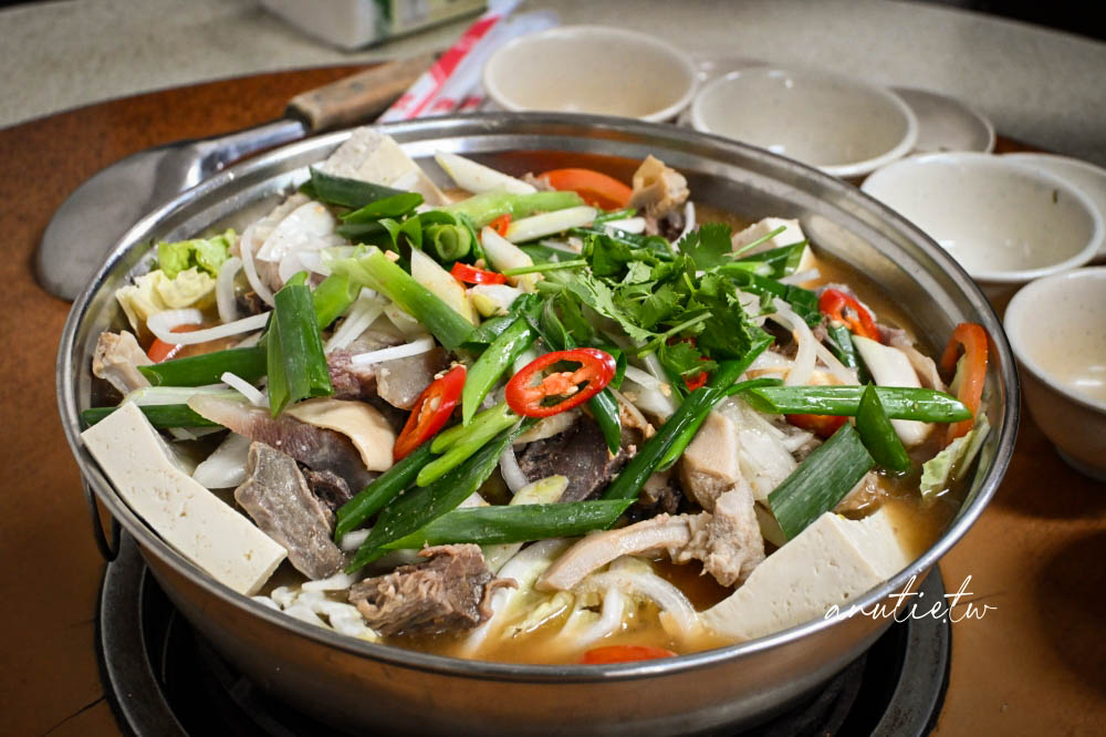 【中壢美食】中壢牛家莊｜中壢牛肉火鍋老店推薦，綜合火鍋、牛肉炒麵、熱炒一次滿足，適合多人聚餐