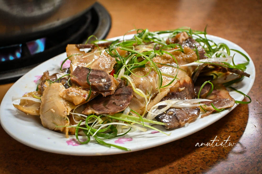 【中壢美食】中壢牛家莊｜中壢牛肉火鍋老店推薦，綜合火鍋、牛肉炒麵、熱炒一次滿足，適合多人聚餐