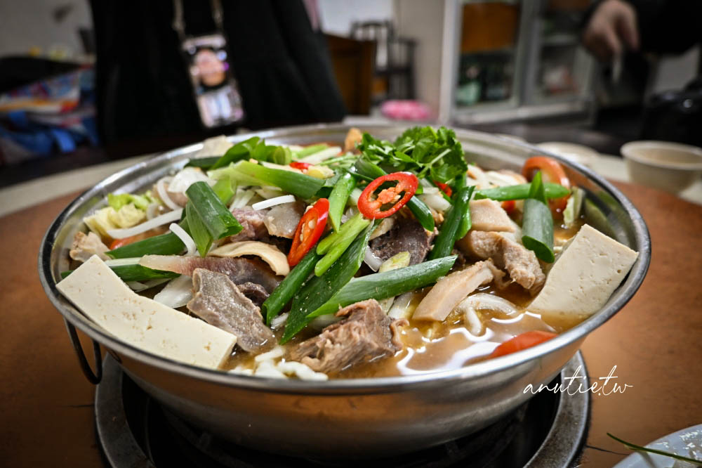 【中壢美食】中壢牛家莊｜中壢牛肉火鍋老店推薦，綜合火鍋、牛肉炒麵、熱炒一次滿足，適合多人聚餐