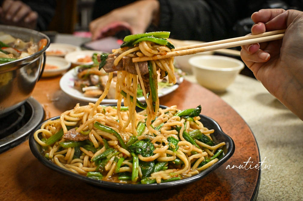 【中壢美食】中壢牛家莊｜中壢牛肉火鍋老店推薦，綜合火鍋、牛肉炒麵、熱炒一次滿足，適合多人聚餐