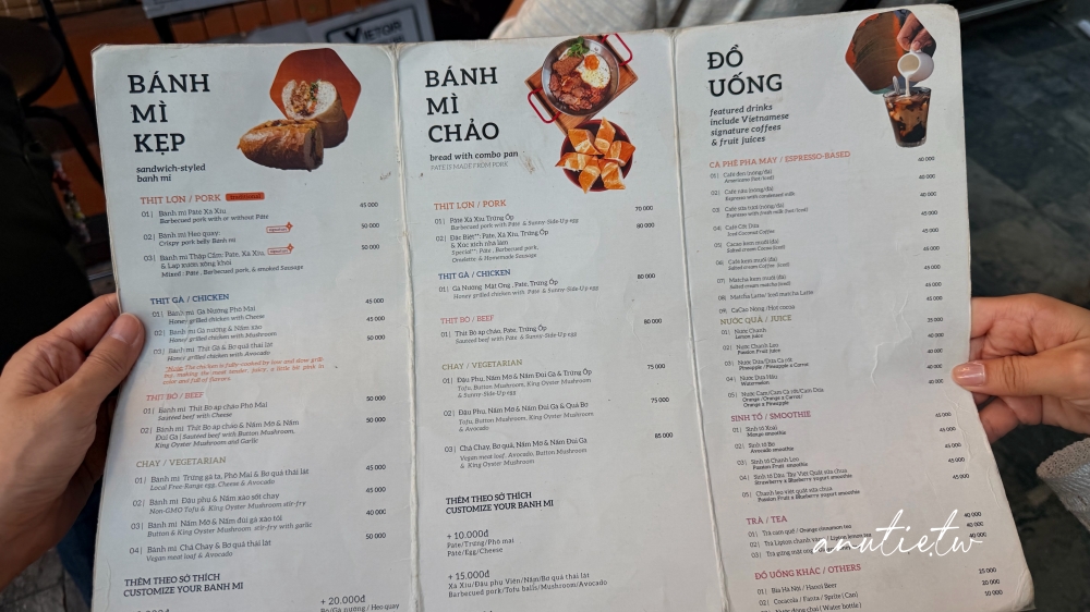 【越南】河內老城區｜Banh Mi 25，脆皮豬甜滋滋像燒臘，招牌綜合肝醬叉燒中規中矩，現金交易人氣排隊麵包店