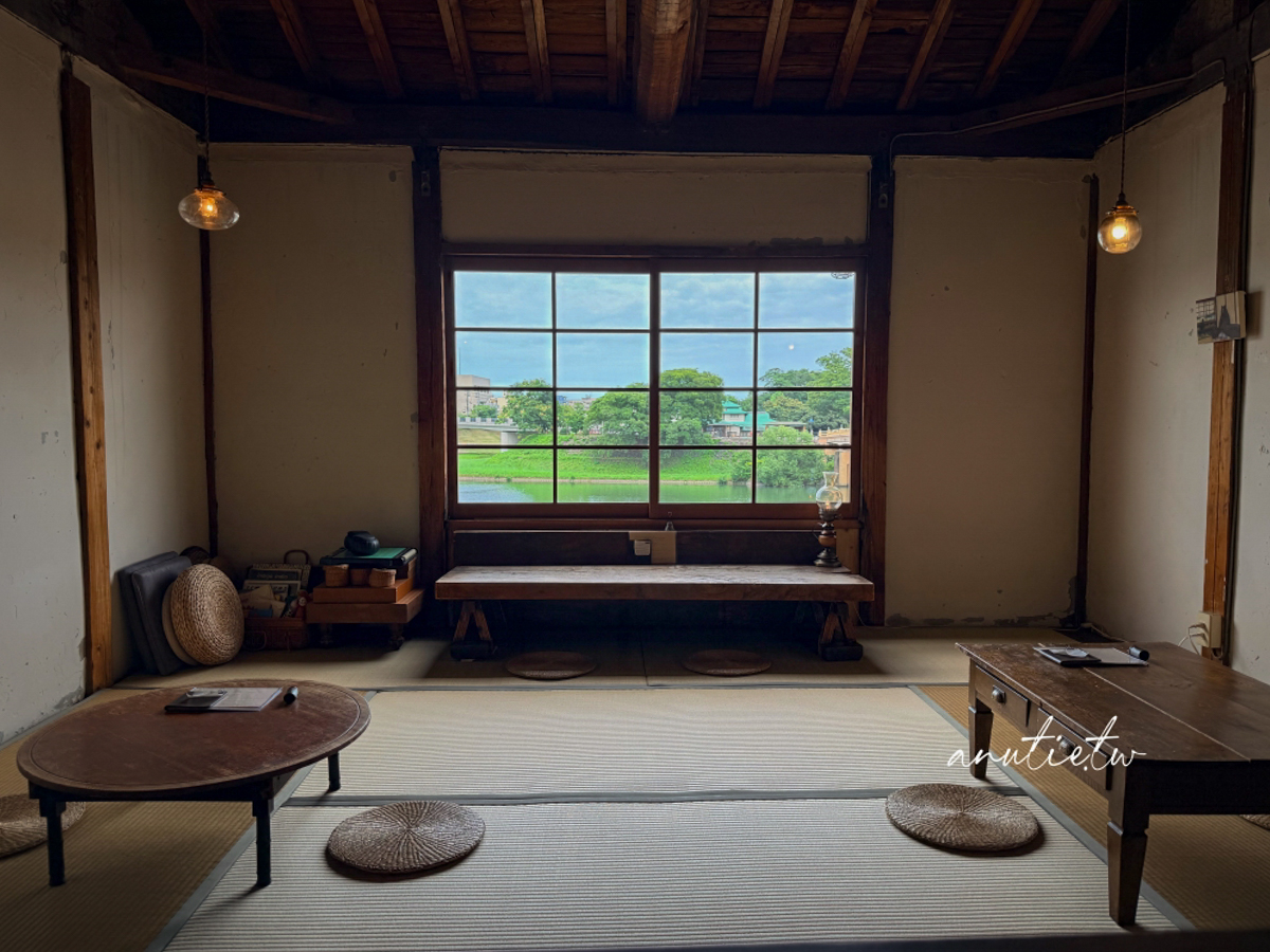 【岡山咖啡廳】後樂園｜Cafe Moyau，旭川旁老屋咖啡廳，蛋糕有水準還可以選半半，一次可以吃到兩種口味！